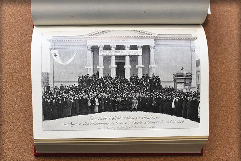 Image of volunteers of the International Prisoners of War Agency in front of the Rath Museum 