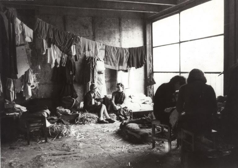 Photo 3 : À l’intérieur du camp de Drancy. Cette photo a été prise par un photographe nazi, Wagner, en décembre 1942. Il l’a titrée « Là où les femmes juives se sentent bien » © Mémorial de la Shoah/Wagner.